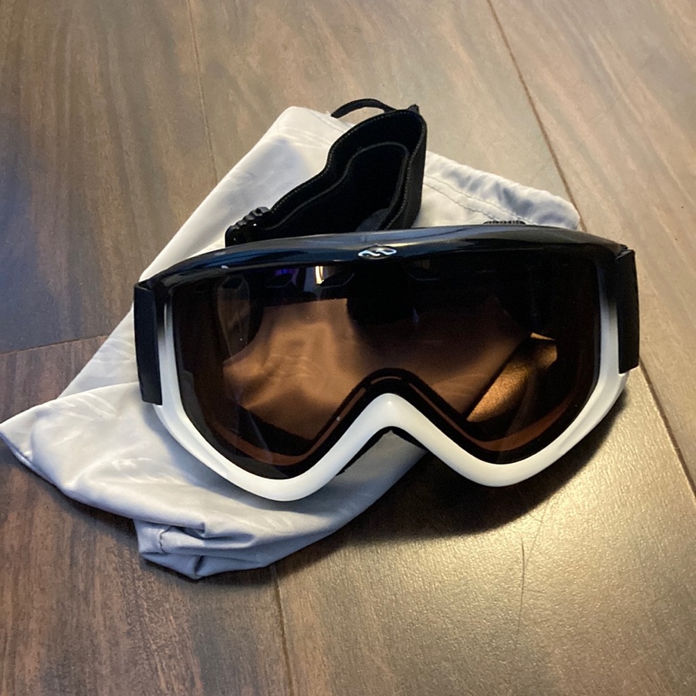 Smith white ski/snowboard goggles